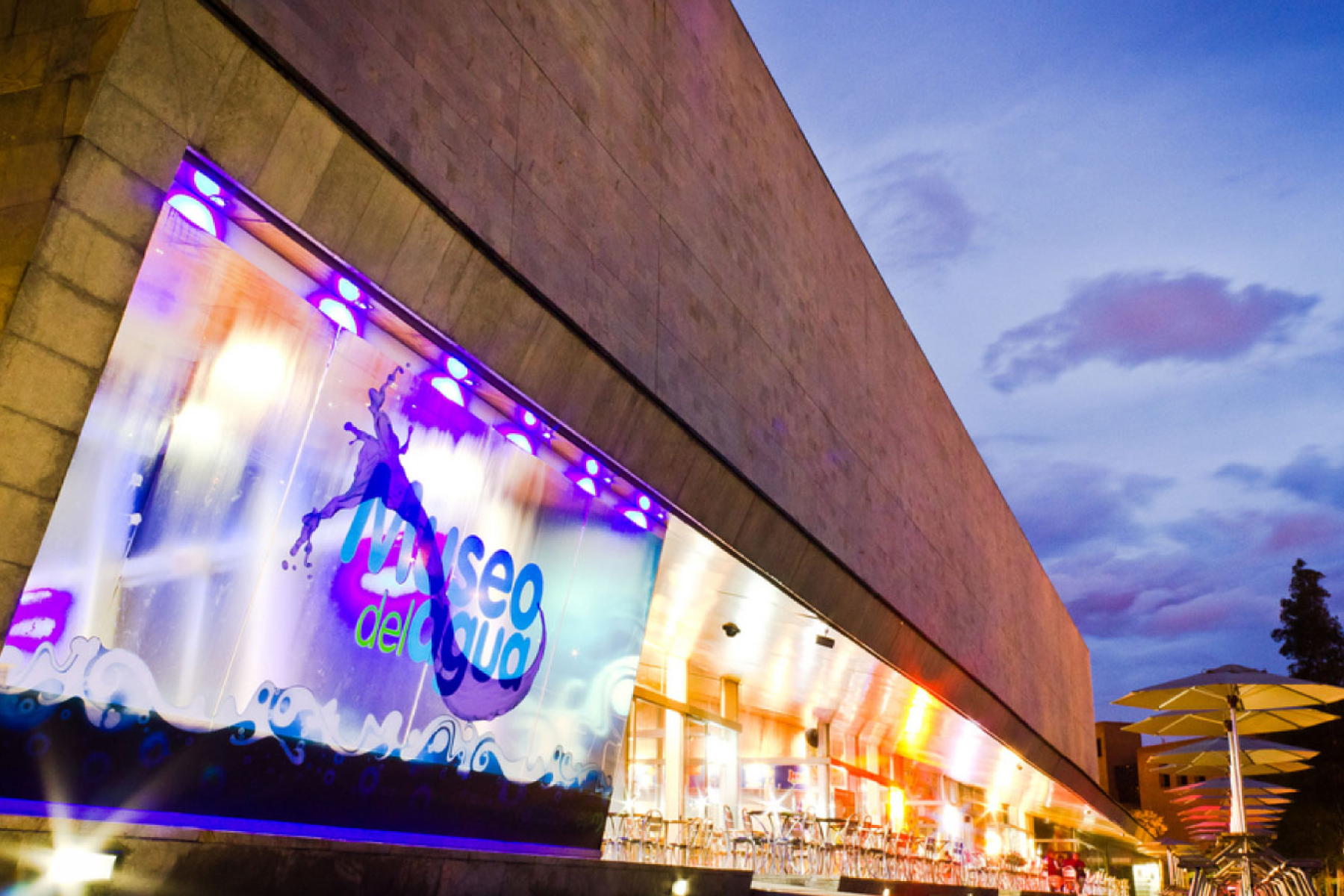 Fluidez y Confort: Descubre la Magia del Museo del Agua desde 1616 Hotel